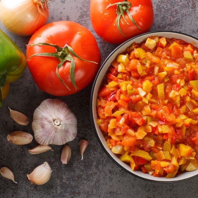 Para conseguir una paella perfecta, el sofrito es fundamental. 

👩‍🍳 Apunta cómo preparar esta mezcla de ingredientes tan necesaria para que tus platos estén llenos de sabor y aroma.

Ingredientes:
🔸1 cebolla
🔸1 tomate
🔸2 dientes de ajo
🔸Aceite
🔸Sal

Pica los dientes de ajo, la cebolla y el tomate.

En una sartén con aceite caliente, incorpora la cebolla. Cuando esté dorada, añade el ajo y el tomate con un poco de sal.

Remueve bien, dejando que la verdura se poche, ¡y ya lo tendrás listo!

#alimentacionsaludable #healthyfood #nutrición #tipsnutricionales #tipsalimentacion #habitosaludables #recetassaludables #estilodevidasaludable #arroz #consejosarroz #cocinararroz #tipscocina #recetasarroz